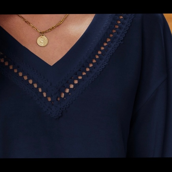 Lace Woven V-neck Trim Top - Picture 3 of 3